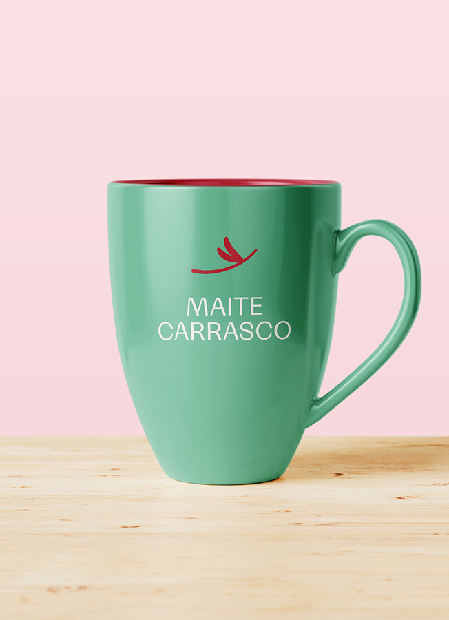 Taza cafe sobre mesa de madera